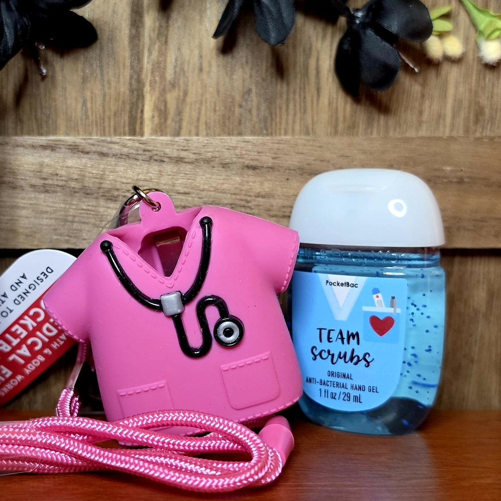 B&BW 🩷👩🏼‍⚕️Pink Scrubs Pocketbac Holder Lanyard & Clip w/HTF Team Scrubs Sani